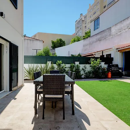 Hébergement de vacances Comfortable Town House In Quiet Area By Lovelystay