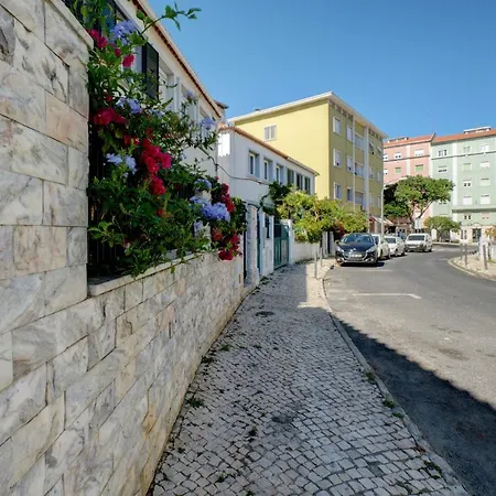 Feriehus Comfortable Town House In Quiet Area By Lovelystay Lisboa