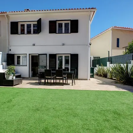 Holiday home Comfortable Town House In Quiet Area By Lovelystay