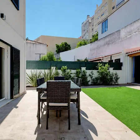 Feriehus Comfortable Town House In Quiet Area By Lovelystay
